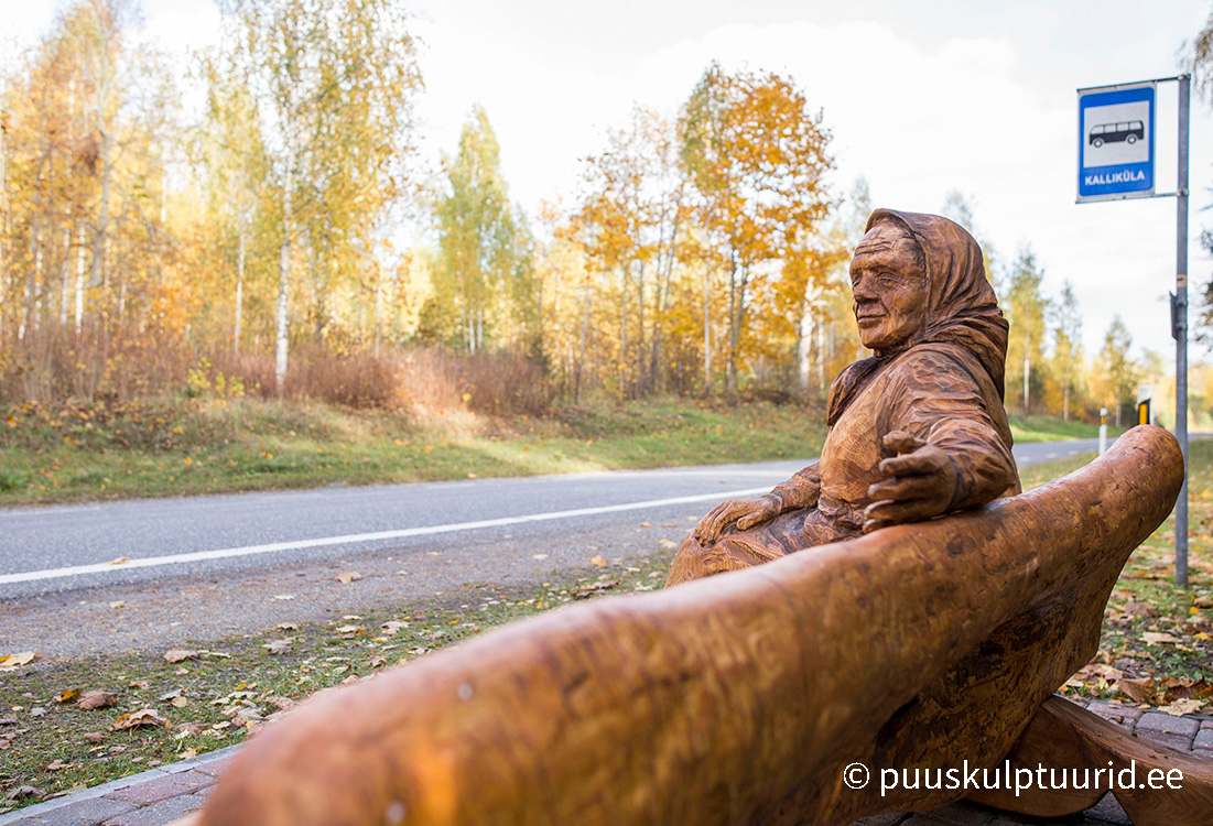 "Vanaema kallistus": Kalliküla bussipeatuse pink, millel istub sõbralikku maavanaema kujutav puuskulptuur. Foto: Ülla Tamm